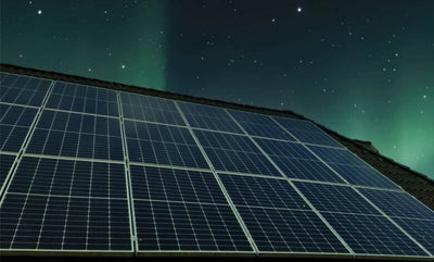 L’invention d’un dispositif qui permet aux panneaux solaires actuels de générer de l’électricité la nuit